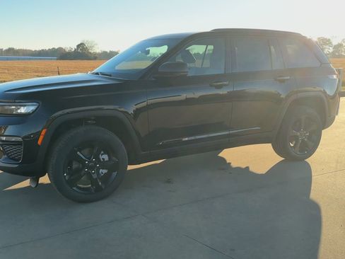 New 2025 Jeep Grand Cherokee Limited w/ Black Appearance Package RWD image 5