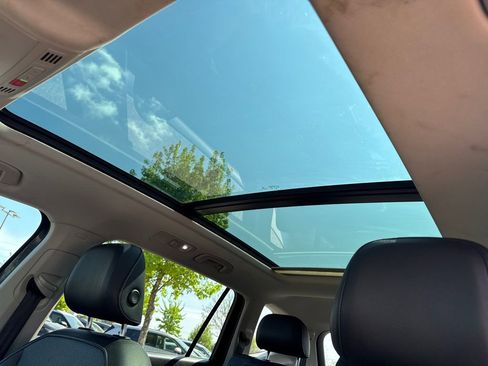 Used 2023 Volkswagen Tiguan SE w/ Panoramic Sunroof Package FWD image 31