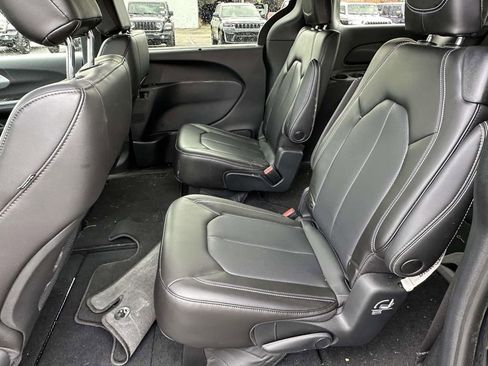 Used 2023 Chrysler Pacifica Touring-L w/ S Appearance Package FWD image 12