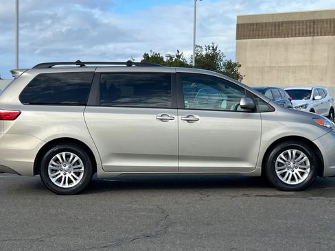 Used 2017 Toyota Sienna XLE Premium image 6
