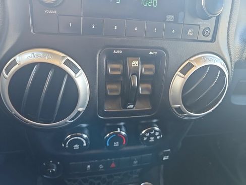 Used 2015 Jeep Wrangler Unlimited Sahara AWD/4WD image 19