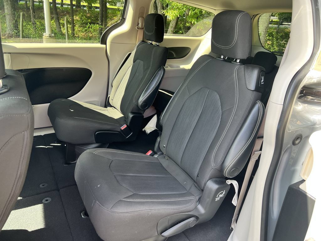 Used 2023 Chrysler Voyager LX FWD image 17