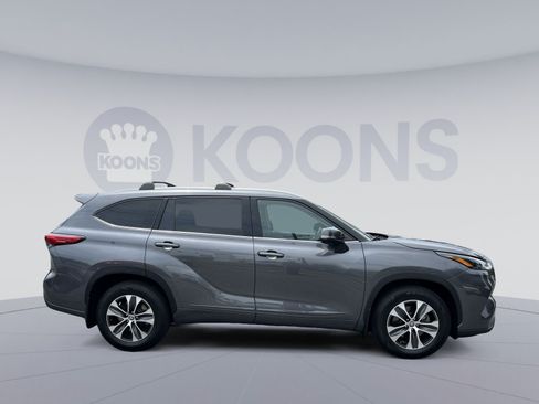 Used 2022 Toyota Highlander XLE AWD/4WD image 8