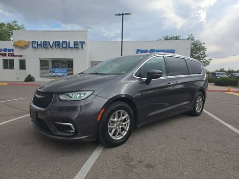 Used 2023 Chrysler Pacifica Touring-L FWD image 1
