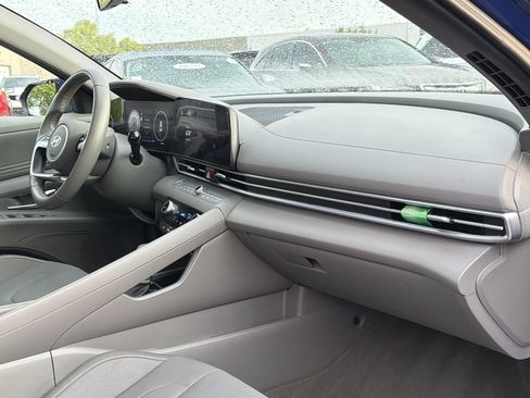 Used 2025 Hyundai Elantra SEL FWD image 17