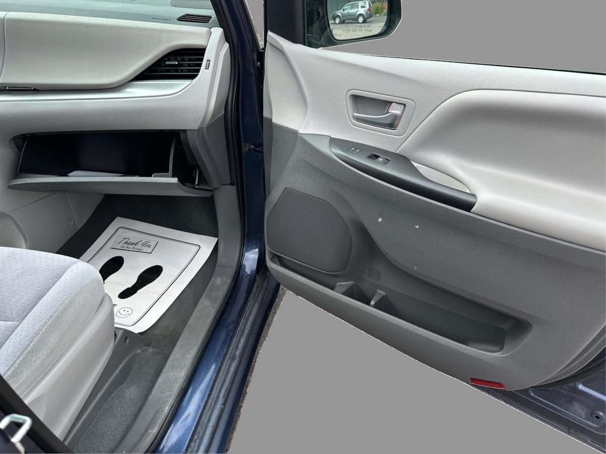 Used 2020 Toyota Sienna LE w/ LE Preferred Package FWD image 35