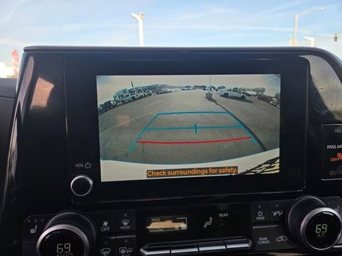 Used 2023 Toyota Highlander XLE image 14