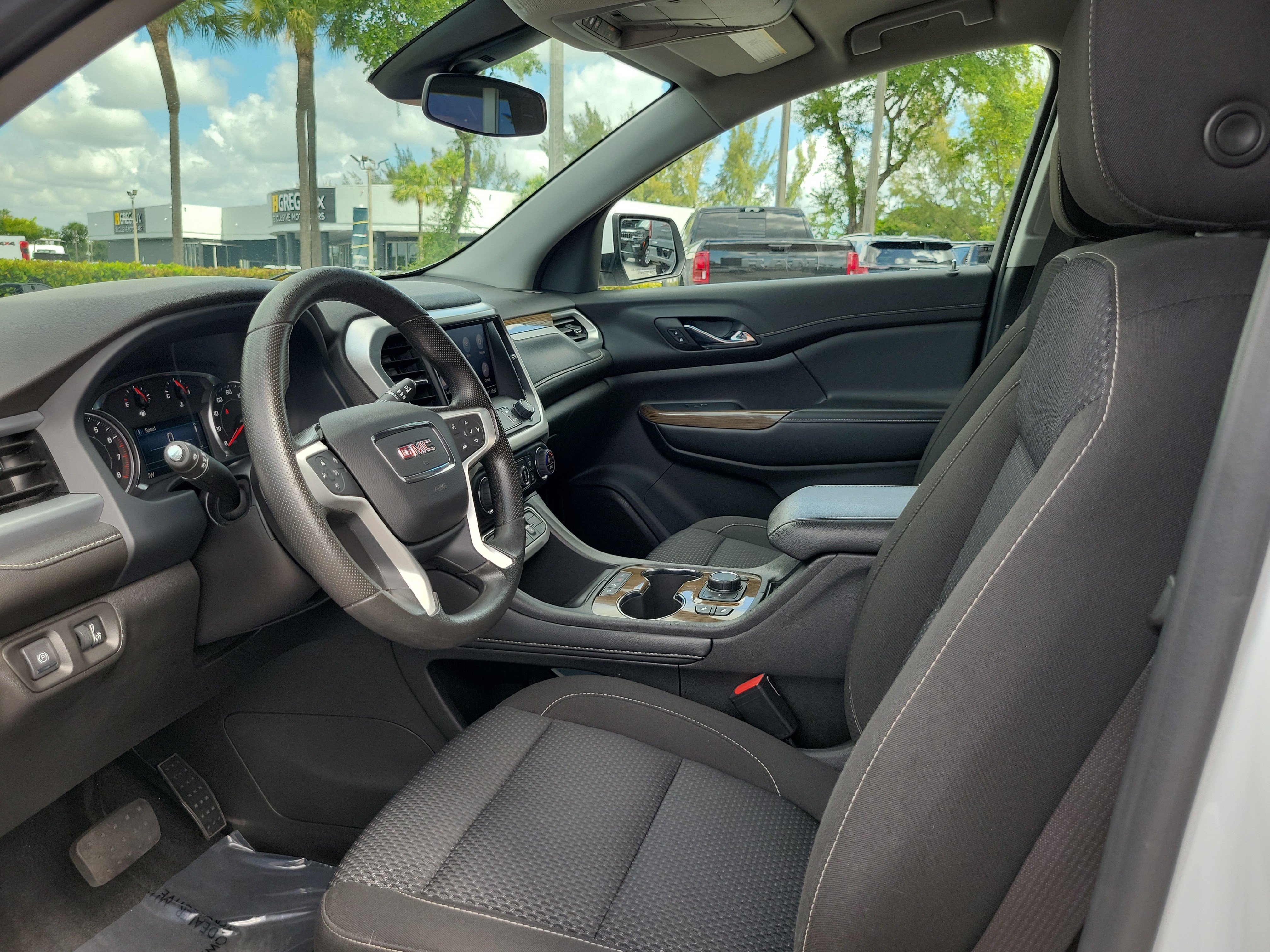 Used 2023 GMC Acadia SLE w/ Driver Convenience Package FWD image 11