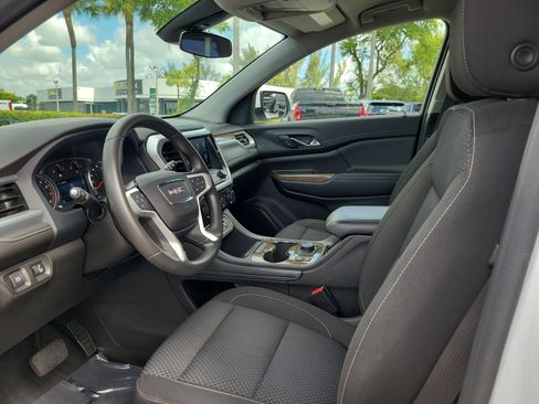 Used 2023 GMC Acadia SLE w/ Driver Convenience Package FWD image 11
