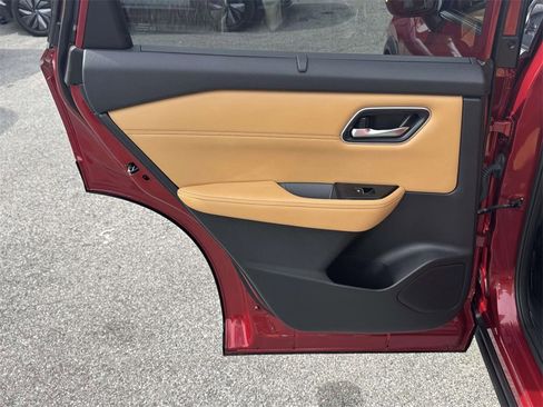 Used 2022 Nissan Rogue Platinum w/ Head-Up Display Package image 12