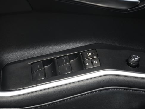Used 2023 Toyota Highlander XLE FWD image 11