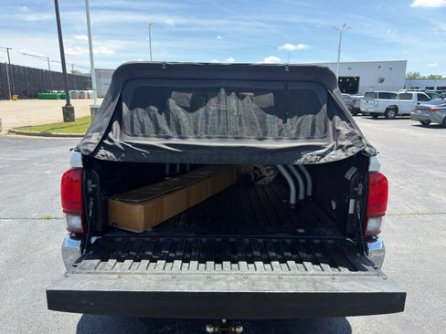 Used 2018 Toyota Tacoma TRD Off-Road AWD/4WD image 27