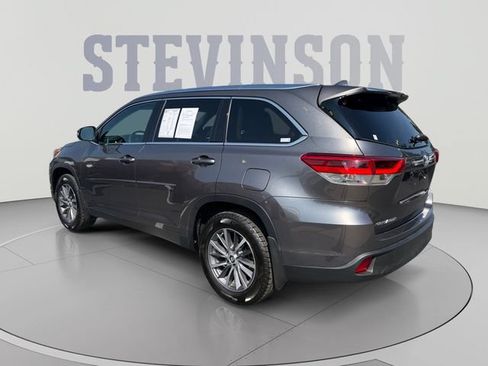 Used 2019 Toyota Highlander XLE AWD/4WD image 3