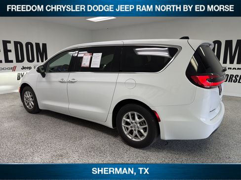 Used 2023 Chrysler Pacifica Touring-L FWD image 6