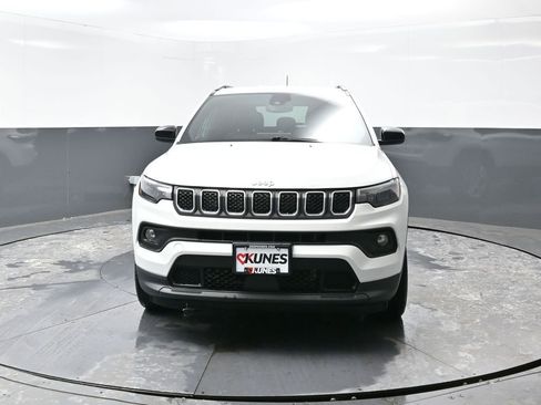 Used 2024 Jeep Compass Latitude image 6