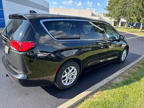 Used 2017 Chrysler Pacifica Touring FWD image 3