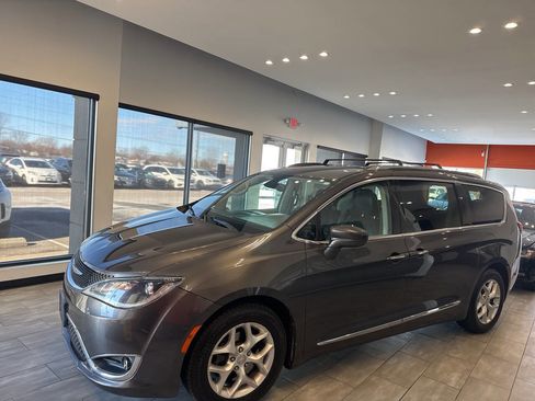 Used 2017 Chrysler Pacifica Touring-L Plus w/ Tire & Wheel Group image 5