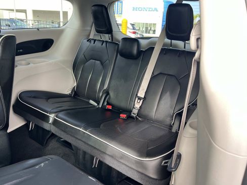 Used 2022 Chrysler Pacifica Limited w/ Uconnect Theater Family Group image 26