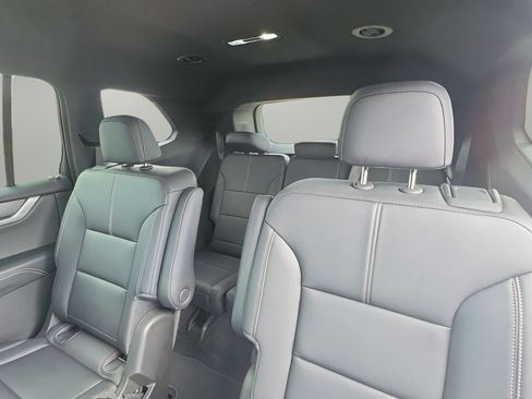 Used 2026 GMC Acadia Elevation w/ Elevation Premium Package FWD image 15
