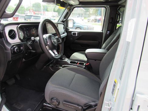 Used 2024 Jeep Wrangler Unlimited Sahara w/ Technology Group AWD/4WD image 13