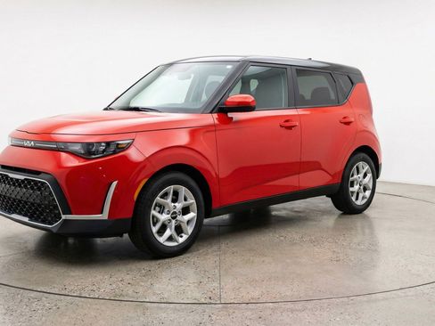 Used 2025 Kia Soul LX w/ LX Technology Package FWD image 3