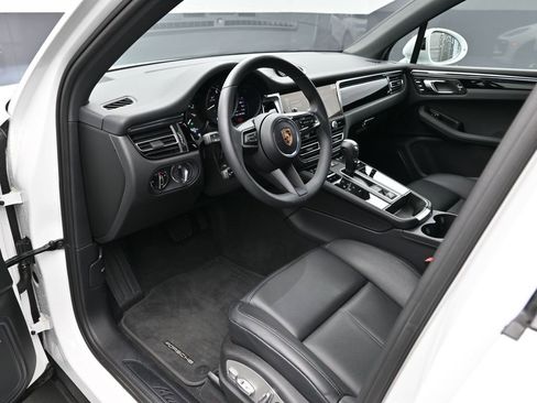 Certified 2025 Porsche Macan AWD/4WD image 4