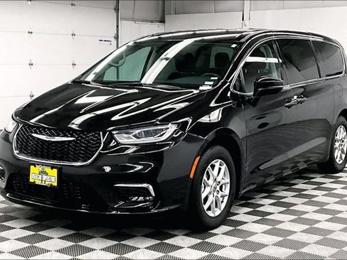 Used 2023 Chrysler Pacifica Touring-L FWD image 12