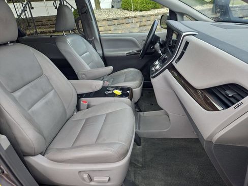 Used 2015 Toyota Sienna XLE Premium image 24