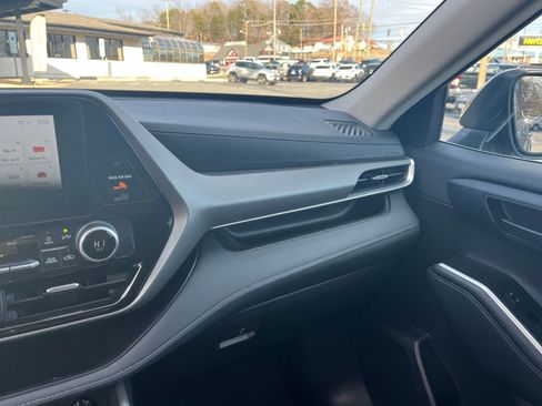 Used 2025 Toyota Highlander LE image 32
