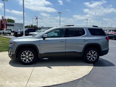 Used 2023 GMC Acadia SLT w/ Preferred Package FWD image 4