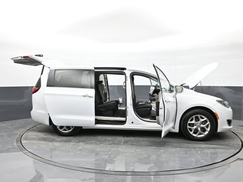 Used 2018 Chrysler Pacifica Touring Plus w/ Tire & Wheel Group image 49