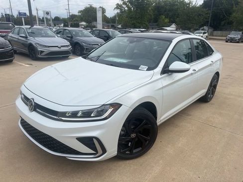 New 2025 Volkswagen Jetta SE image 3