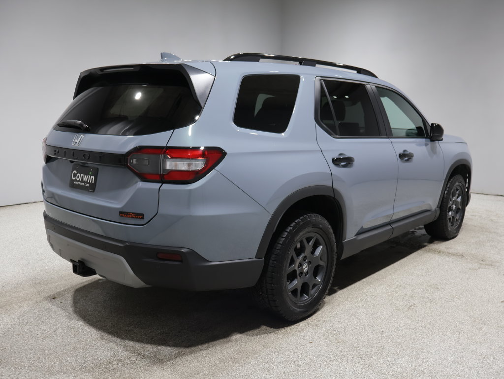 Used 2025 Honda Pilot TrailSport image 2