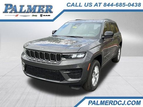 New 2025 Jeep Grand Cherokee Laredo image 1