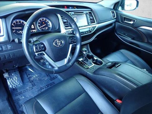 Used 2019 Toyota Highlander XLE AWD/4WD image 11
