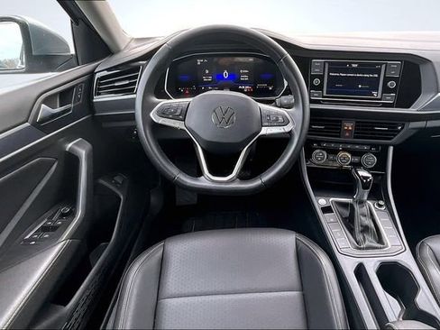 Used 2024 Volkswagen Jetta SE image 8