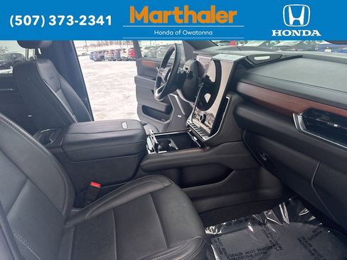 Used 2025 GMC Yukon XL Denali image 23