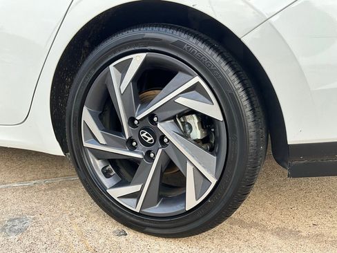 Used 2025 Hyundai Elantra Limited image 9