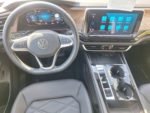 Used 2025 Volkswagen Atlas SE image 21