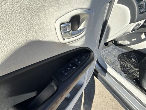 Used 2019 Jeep Compass Limited image 13