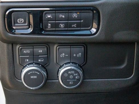 Used 2025 GMC Yukon XL Denali AWD/4WD image 26