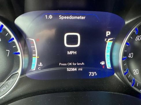 Used 2025 Chrysler Pacifica Select FWD image 3