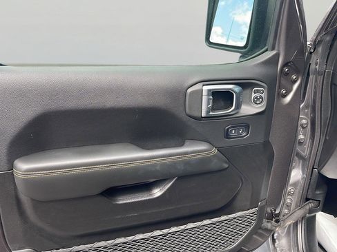 Used 2025 Jeep Wrangler Sahara image 9