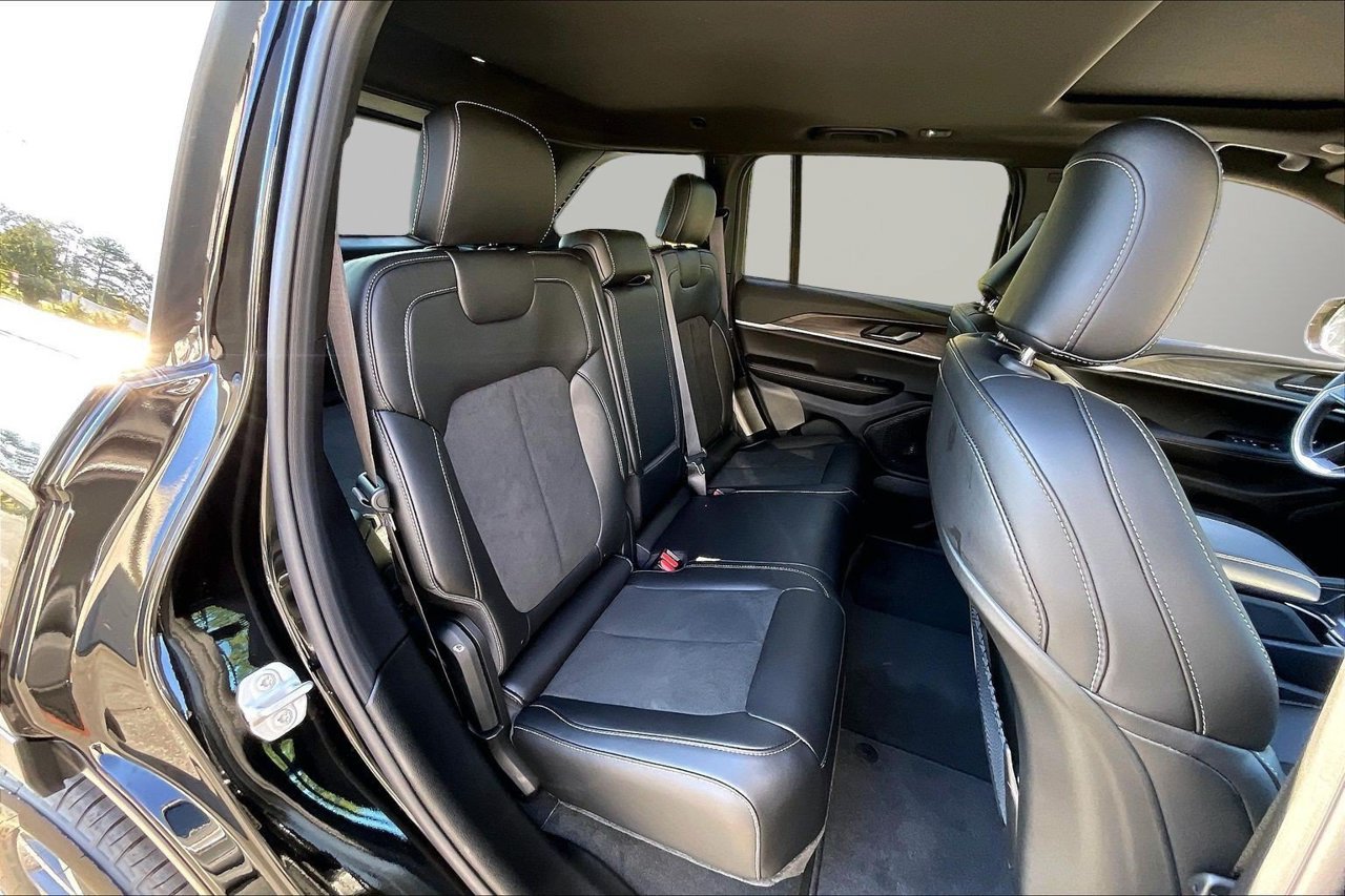 New 2027 Jeep Grand Cherokee Altitude RWD image 19
