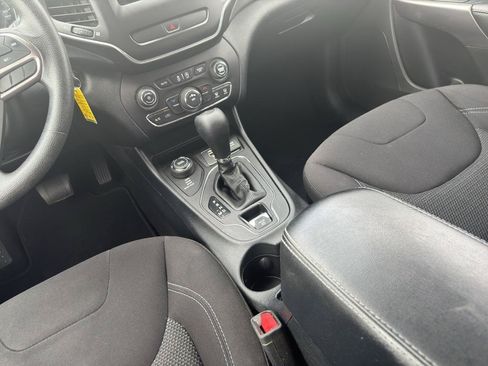 Used 2019 Jeep Cherokee Latitude w/ Popular Appearance Group AWD/4WD image 10