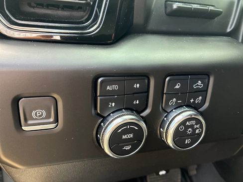 Used 2023 GMC Sierra 1500 AT4 w/ AT4 Premium Package AWD/4WD image 9