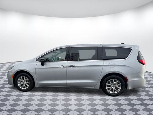 Used 2024 Chrysler Pacifica Touring-L image 4