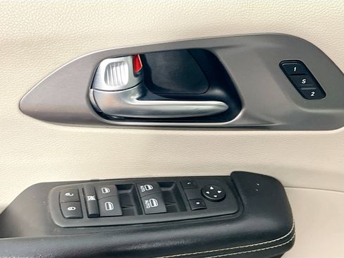 Used 2022 Chrysler Pacifica Touring-L image 14