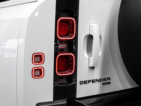 Used 2023 Land Rover Defender 130 X-Dynamic SE image 14