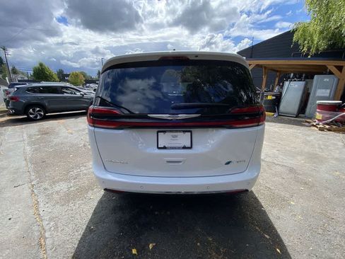 Used 2024 Chrysler Pacifica Limited FWD image 5